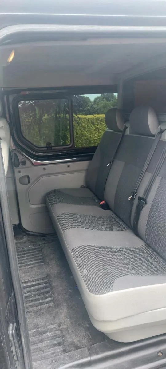 Crew cab van - Image 2
