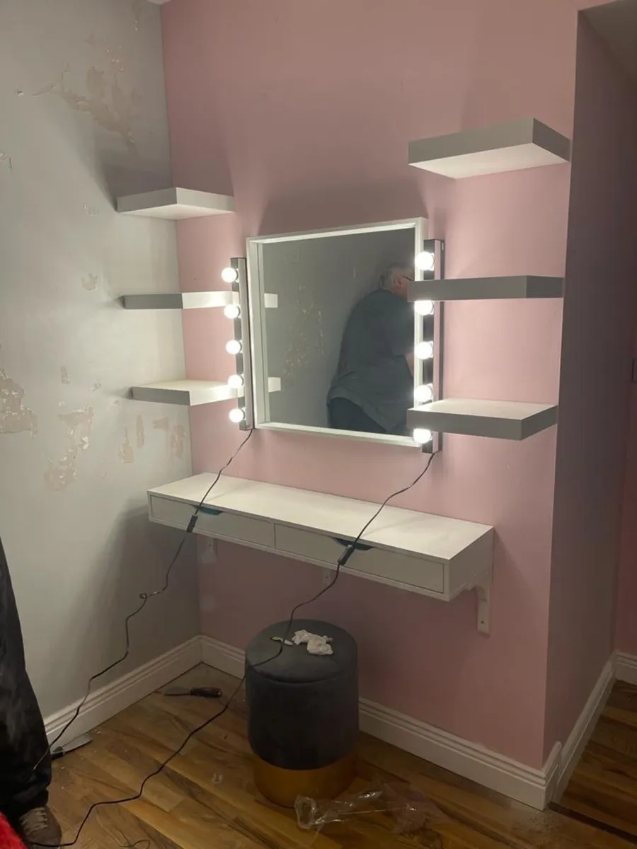 Make up table - Image 1