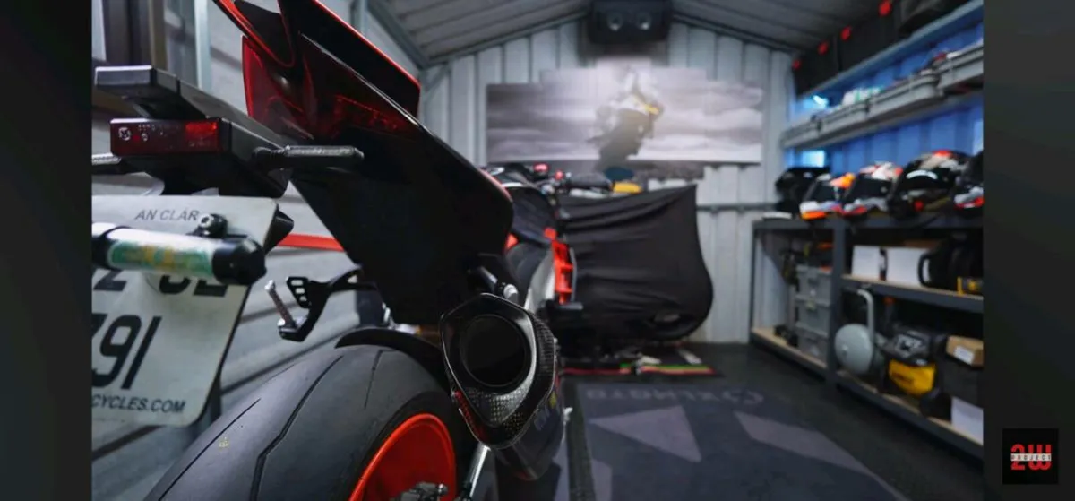 Aprilia Tuono v4 1100 FACTORY - Image 4