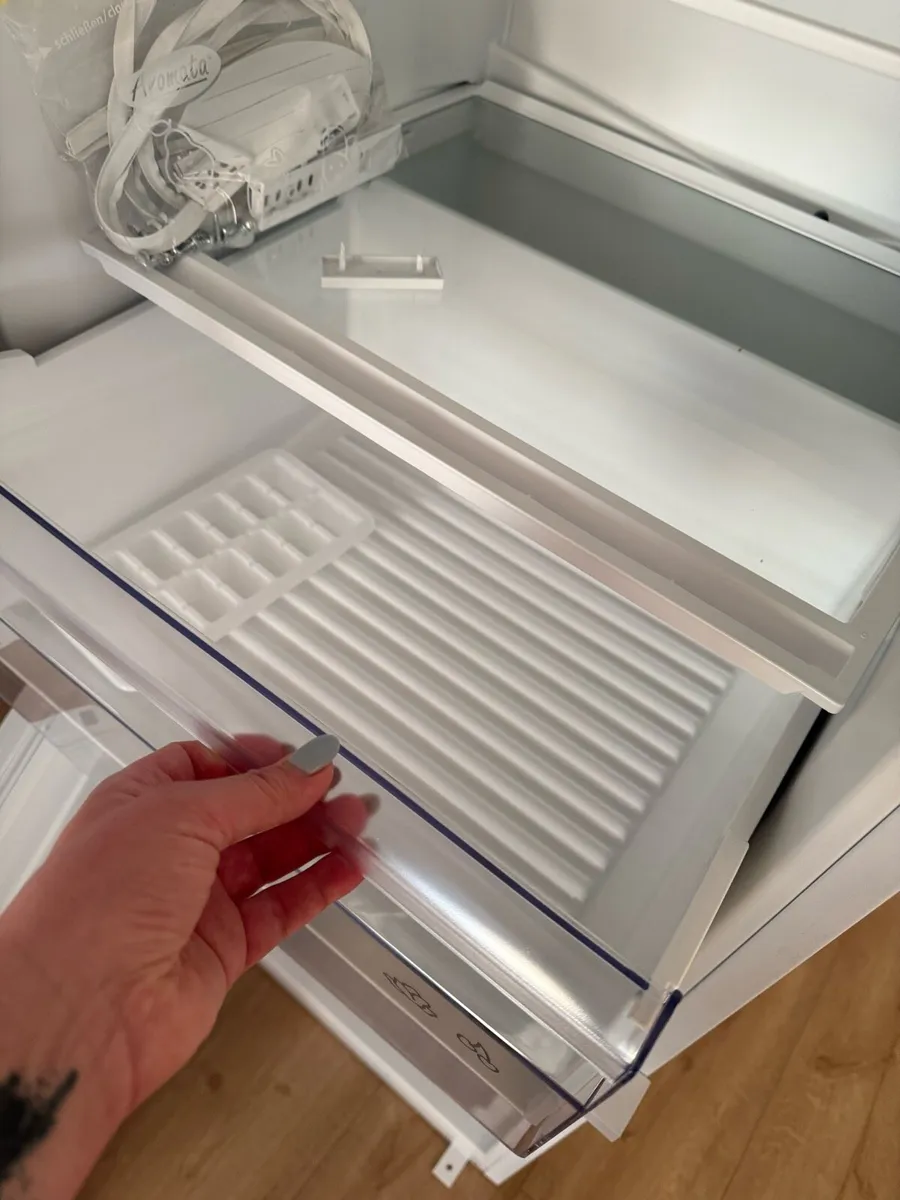 built-in fridge with freezer - Image 4