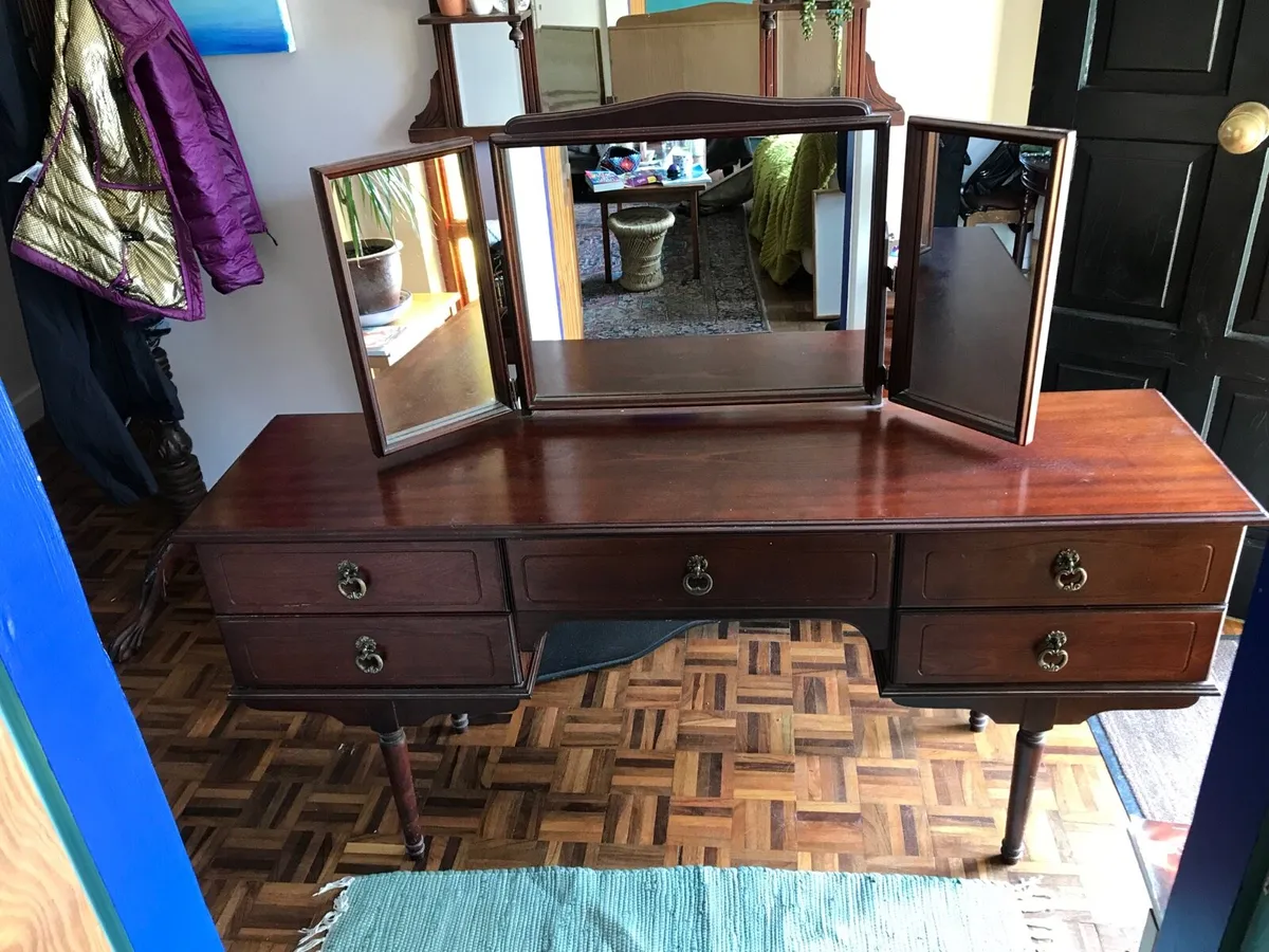 Mahogany dressing table with mirror - Image 1