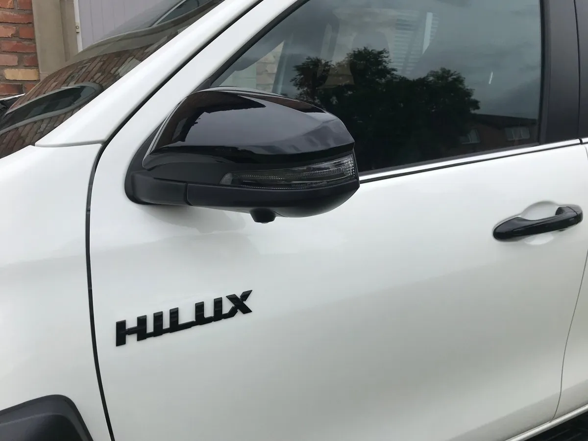2025  TOYOTA HILUX GR 2  AUTO /  DELIVERY MILEAGE - Image 4