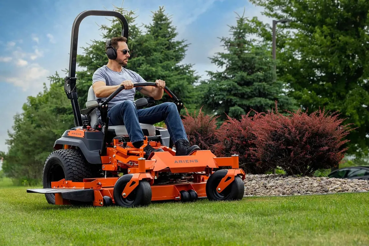 Ariens Zenith 60 Ride-on Lawnmower - Image 4