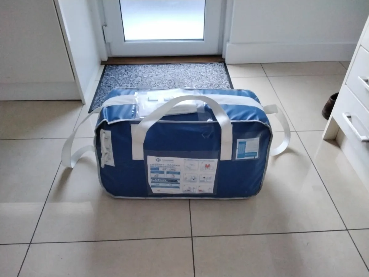 6 man liferaft - Image 1