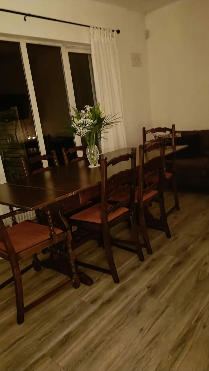 Table and chairs - Image 2