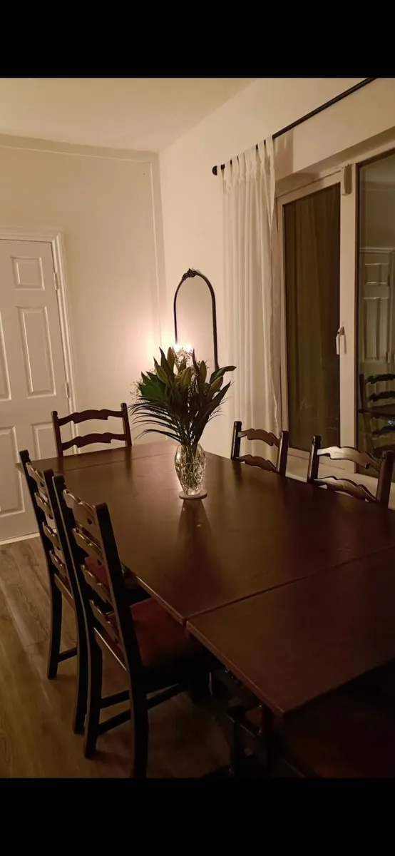 Table and chairs - Image 1
