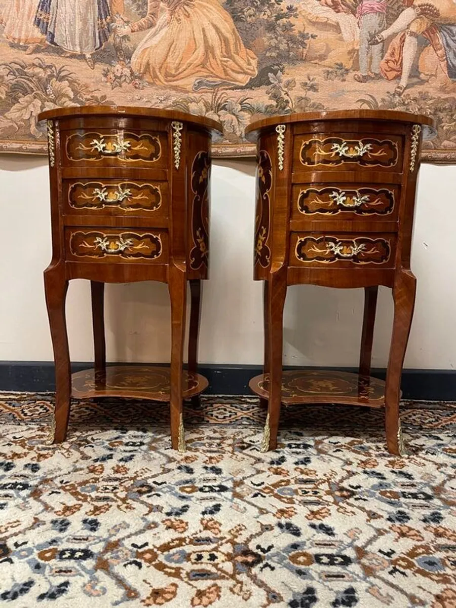 Lovely Pair of Marquetry Inlay Bedside Lockers / Nightstands. - Image 1