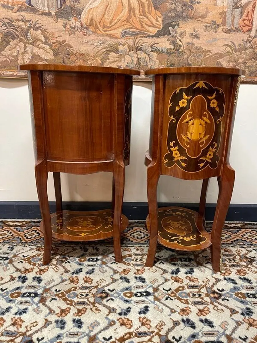 Lovely Pair of Marquetry Inlay Bedside Lockers / Nightstands. - Image 2