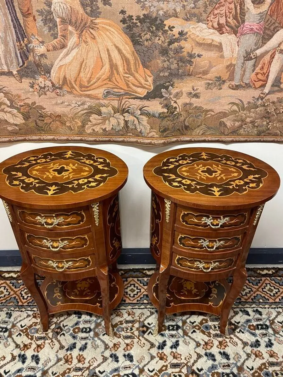 Lovely Pair of Marquetry Inlay Bedside Lockers / Nightstands. - Image 3