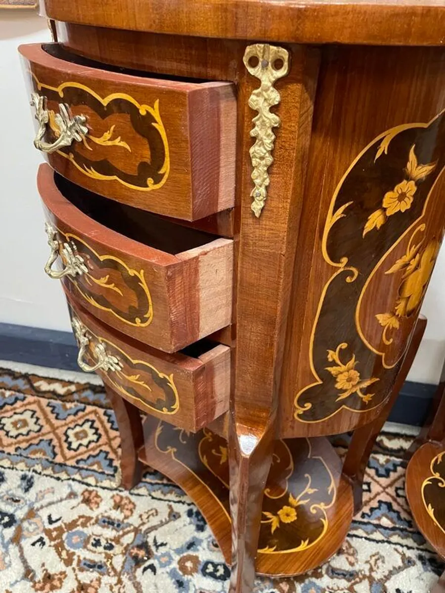 Lovely Pair of Marquetry Inlay Bedside Lockers / Nightstands. - Image 4