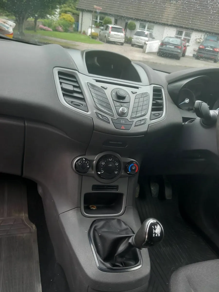 Ford Fiesta 2014 - Image 2