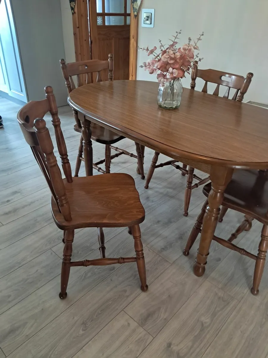 Table and chairs - Image 1