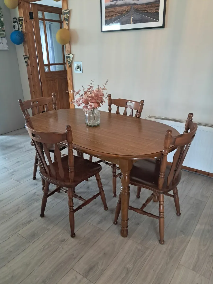 Table and chairs - Image 3