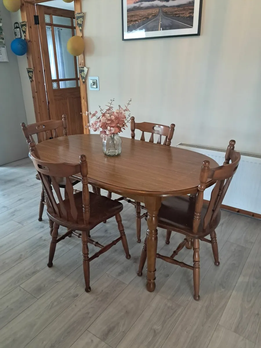 Table and chairs - Image 4