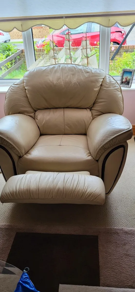 3 Seater and 2 Reclining Arm chairs - Image 4