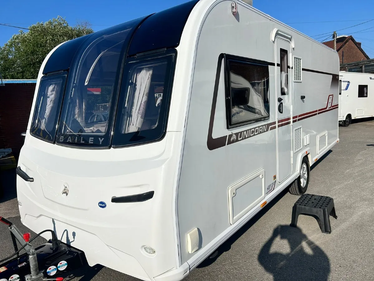 2018 Bailey Unicorn Vigo | Island Bed 4 Berth - Image 1