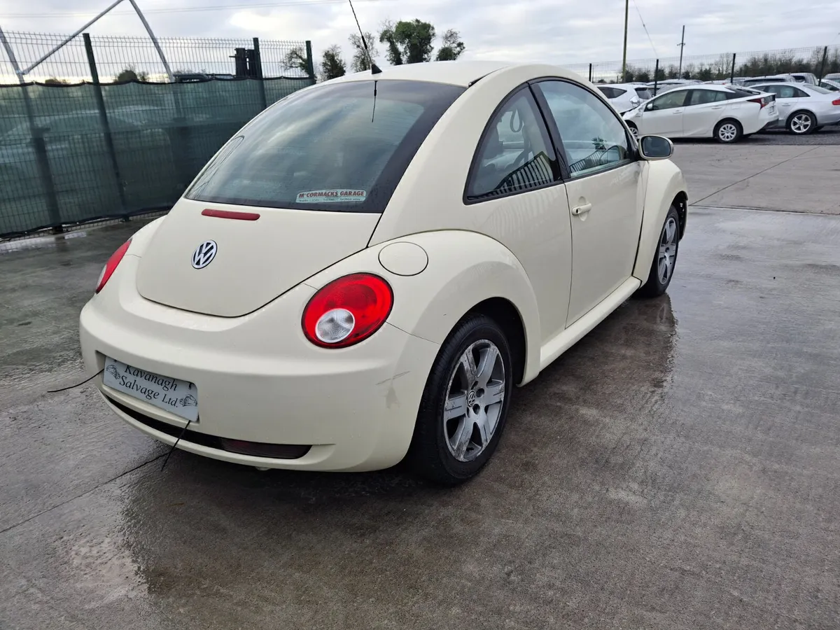2010 Volkswagen Beetle - Image 4
