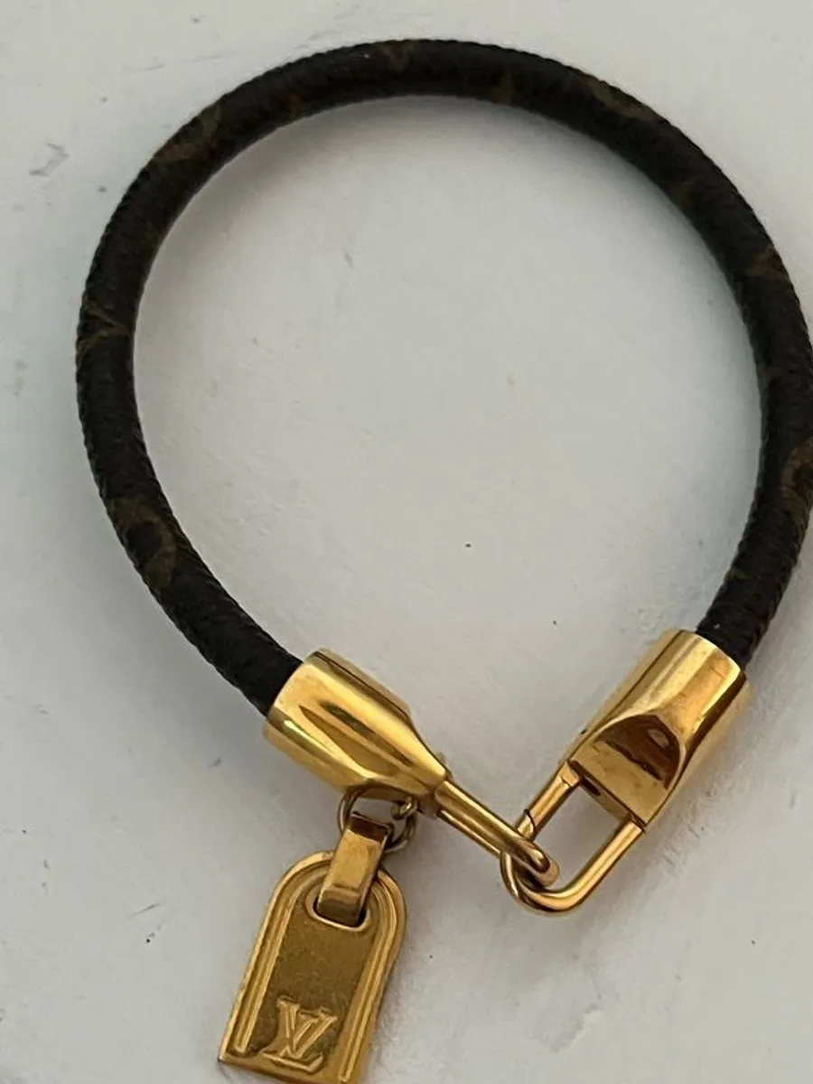 Louis Vuitton monogram bracelet with tag charm - Image 4