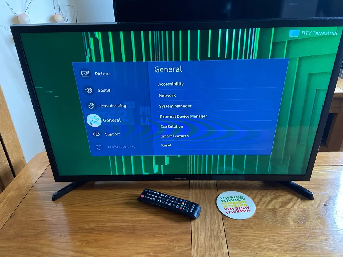 Samsung.  32. Inch. TV - Image 2