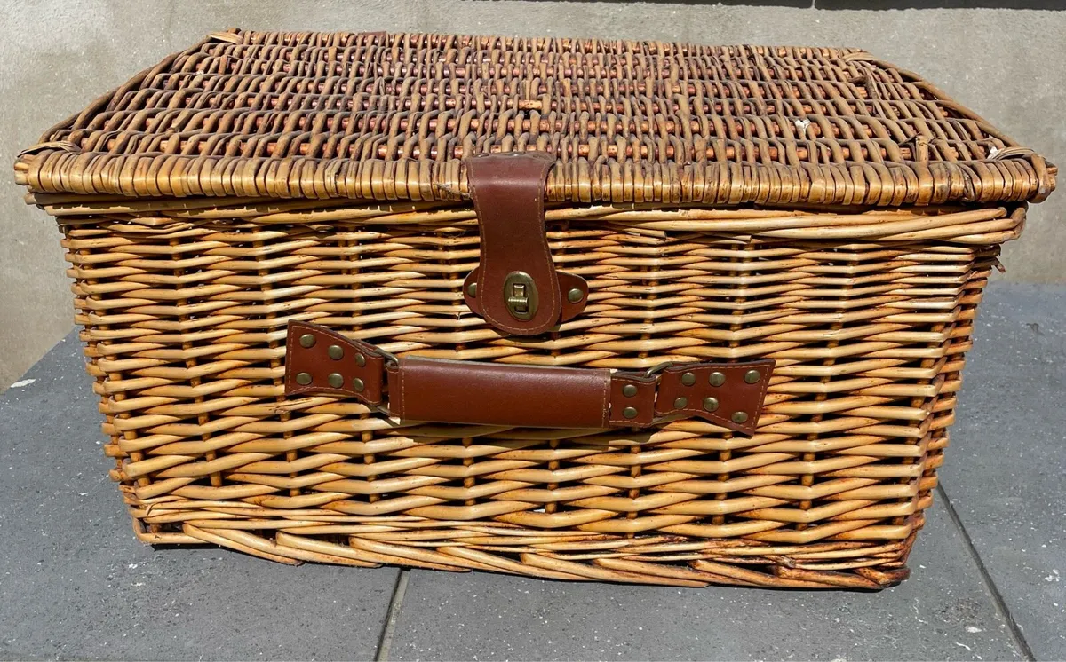 Wicker Picnic Basket with lid: Large - Image 1
