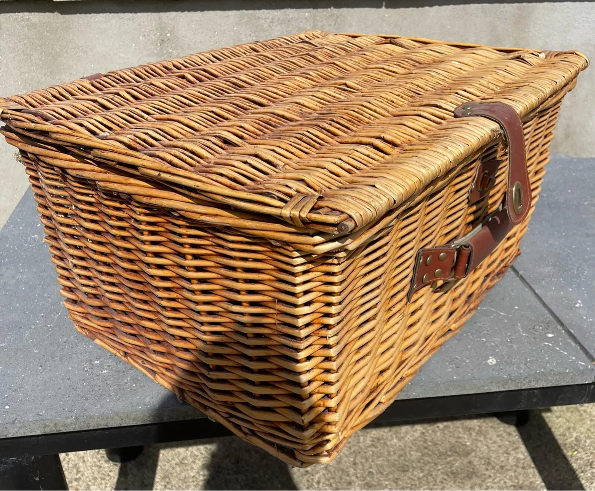 Wicker Picnic Basket with lid: Large - Image 2