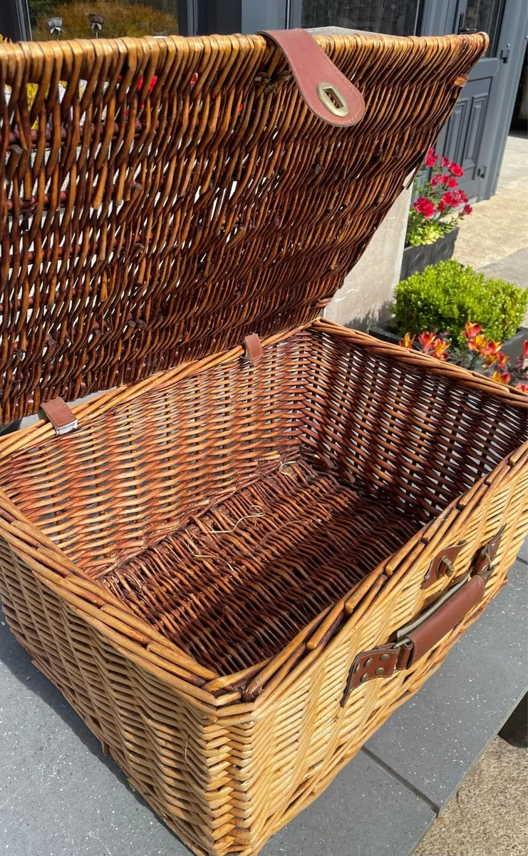 Wicker Picnic Basket with lid: Large - Image 3