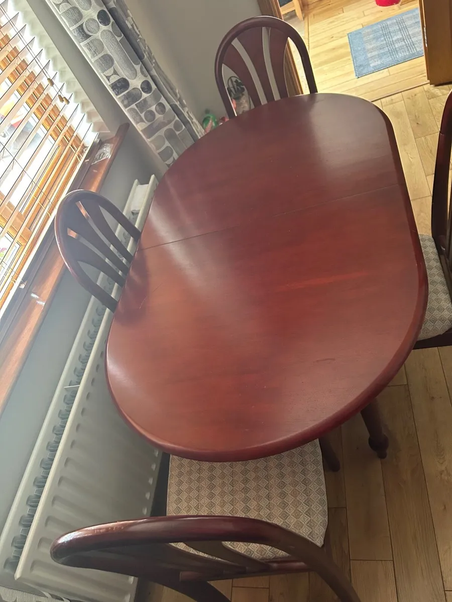 Table and chairs - Image 1
