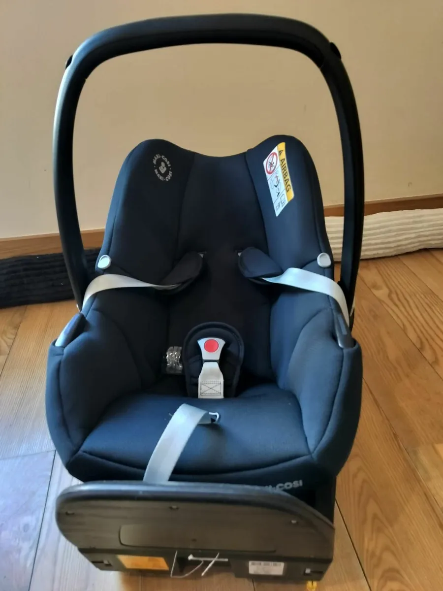 Maxi Cosi Car Seat with isofix base - Image 1