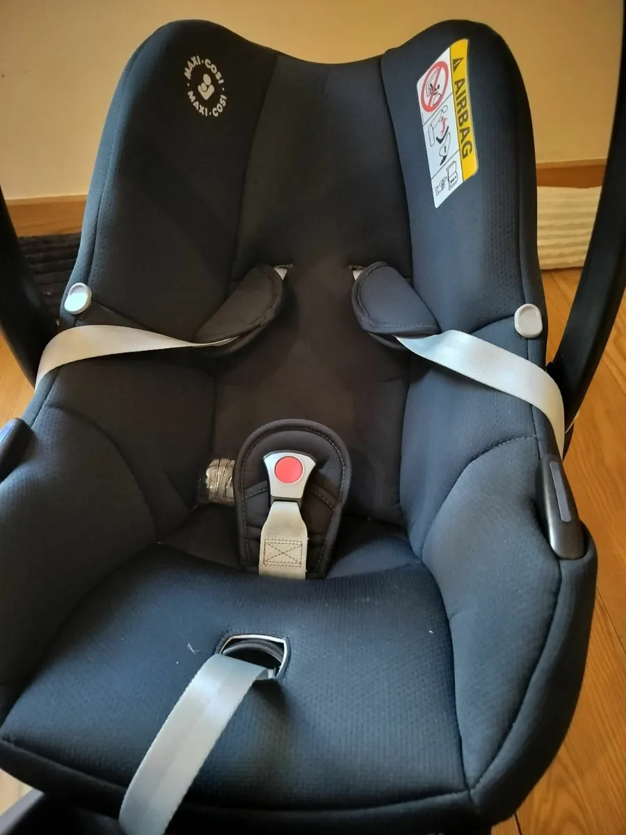 Maxi Cosi Car Seat with isofix base - Image 3
