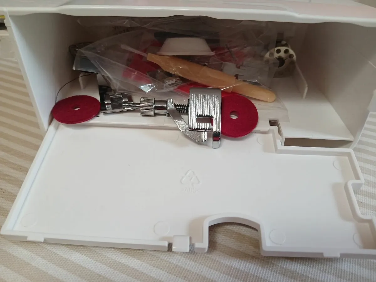Singer Sewing Machine - Image 3