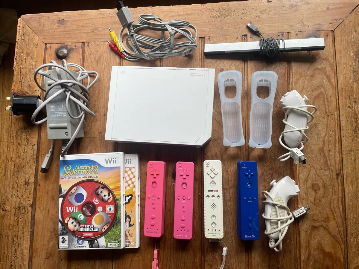 Nintendo Wii Bundle, 4 Controllers, 3 Games - Image 1