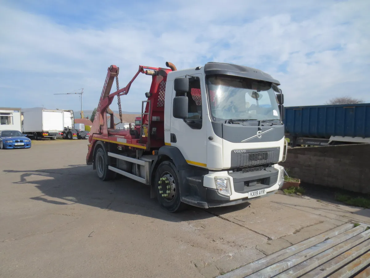 2019 Volvo 18 Tonne Skip Loader - Image 2
