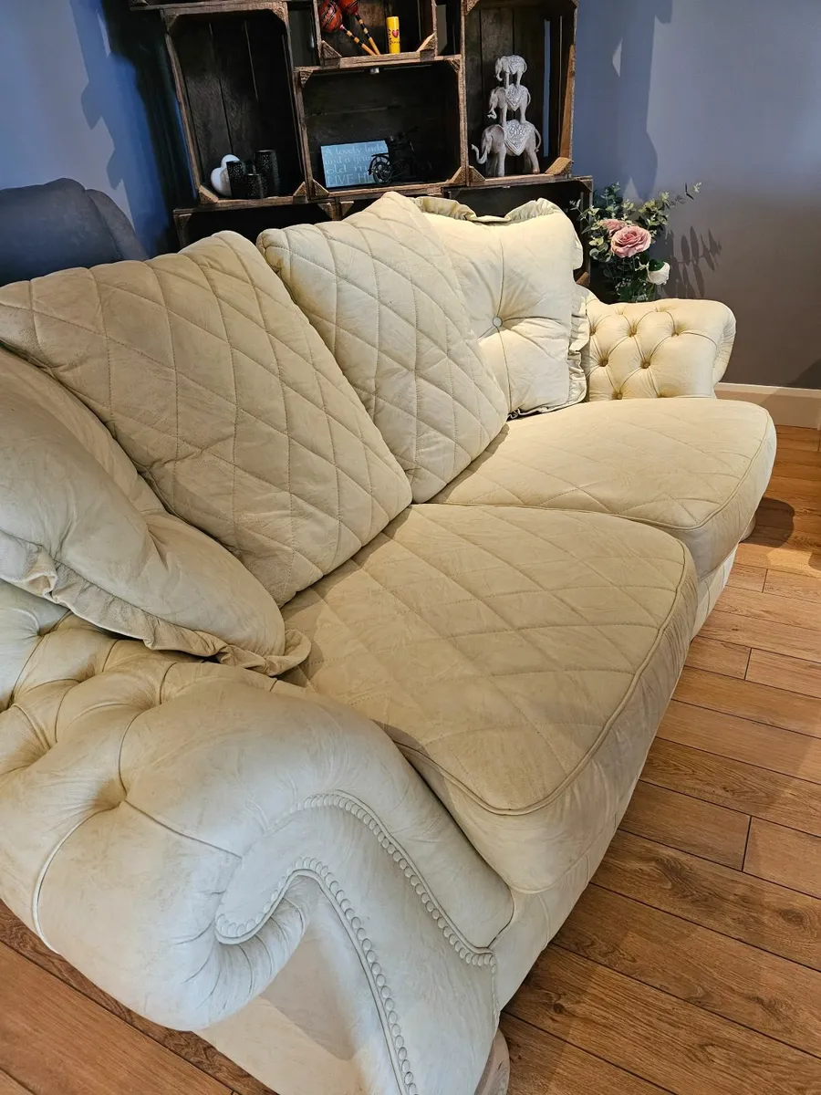 3+2+1 leather sofa with matching footstool - Image 1