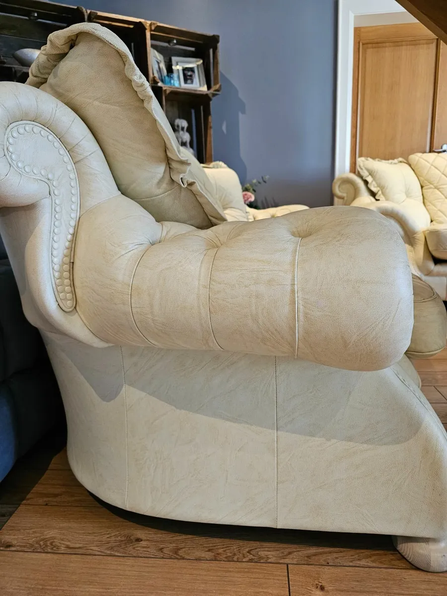 3+2+1 leather sofa with matching footstool - Image 2