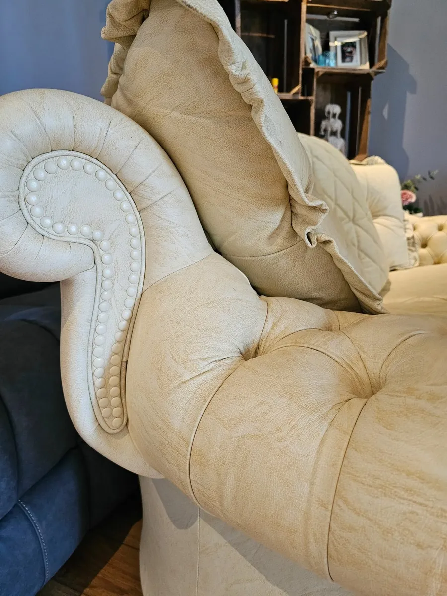3+2+1 leather sofa with matching footstool - Image 3