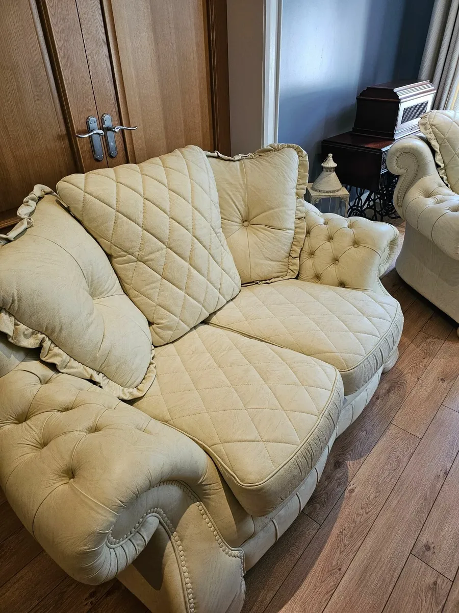 3+2+1 leather sofa with matching footstool - Image 4