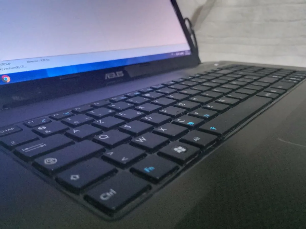 17.3" Laptop with French keyboard layout & numpad - Image 1