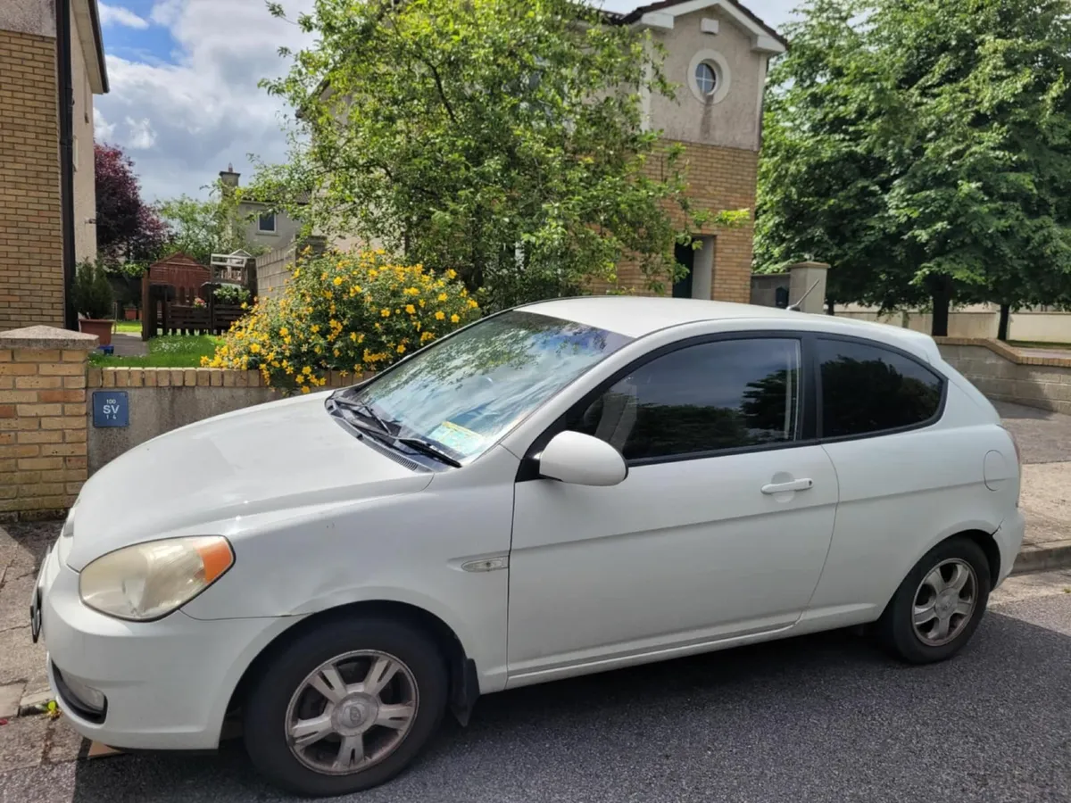 Hyundai Accent 2010 - Image 2