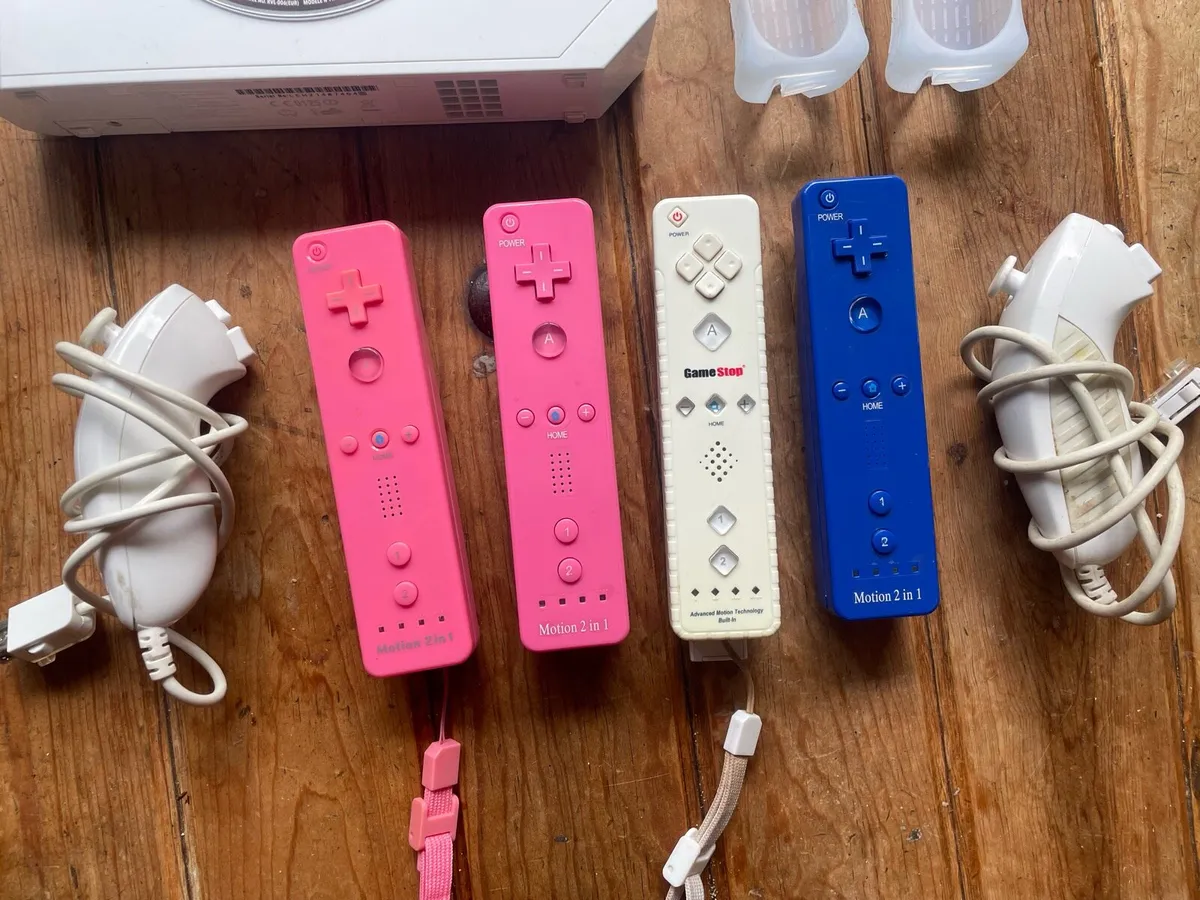 Nintendo Wii Bundle, 4 Controllers, 3 Games - Image 2