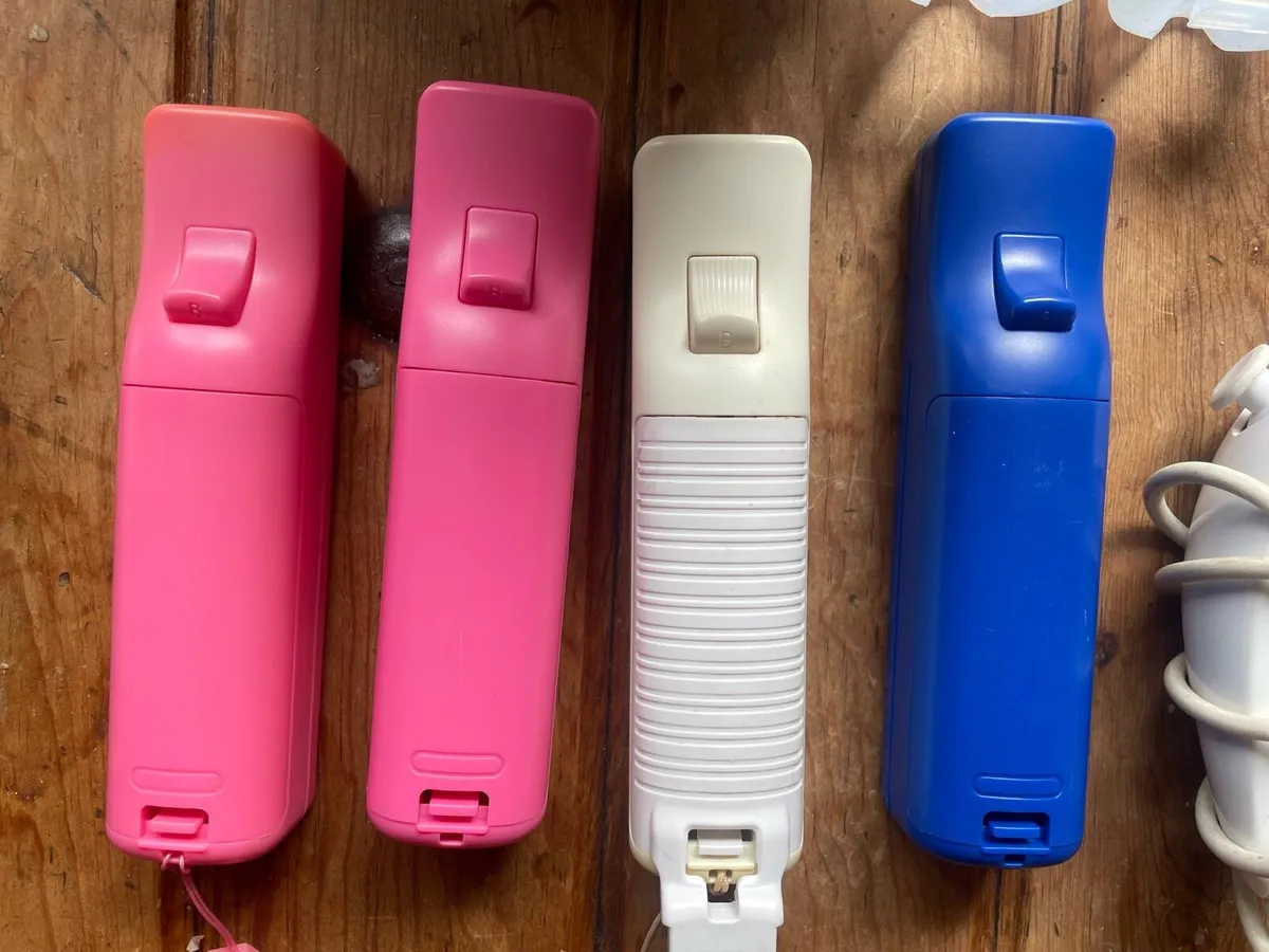 Nintendo Wii Bundle, 4 Controllers, 3 Games - Image 3