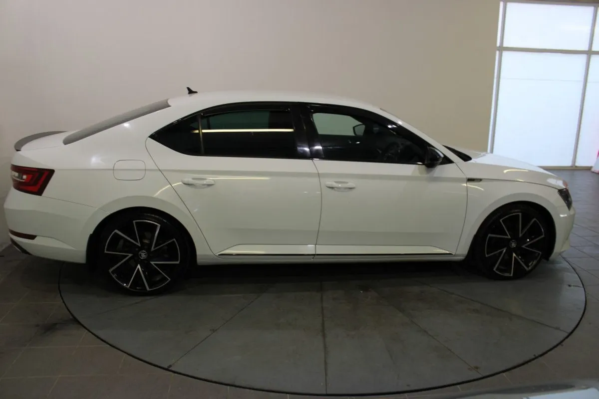 Skoda Superb 2.0 TDI 150bhp Ambition - Image 3