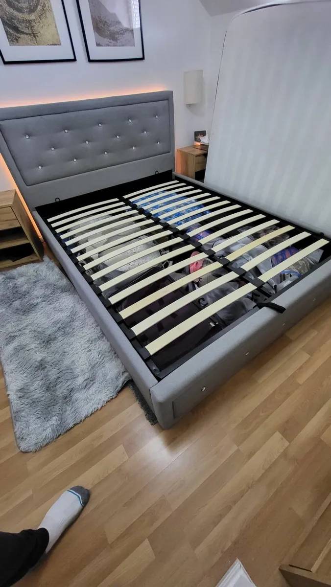 Bed - Image 1
