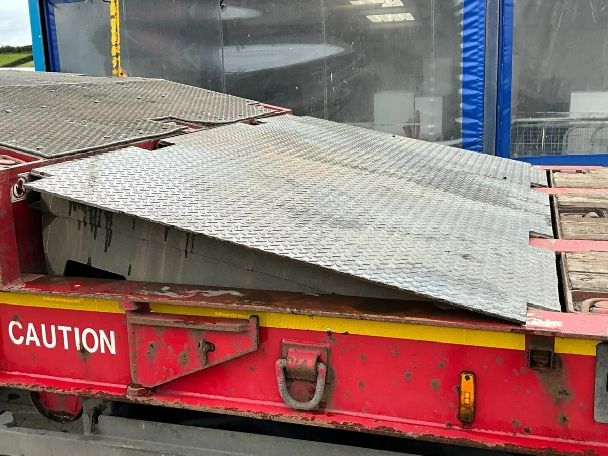 MONTRACON 45ft TRI AXLE LOW LOADER ON AIR - Image 4