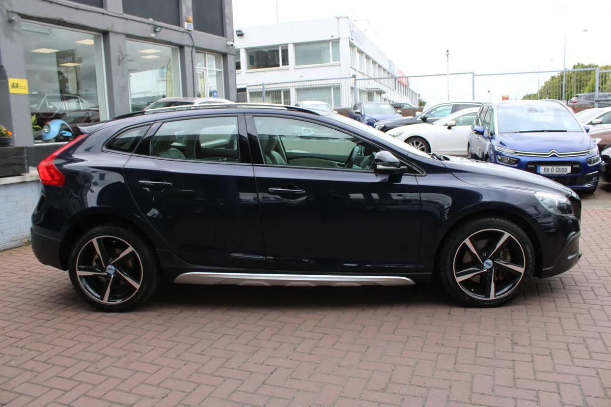 VOLVO V40 2.0D4 CROSS COUNTRY SE LUXURY AUTO - Image 2