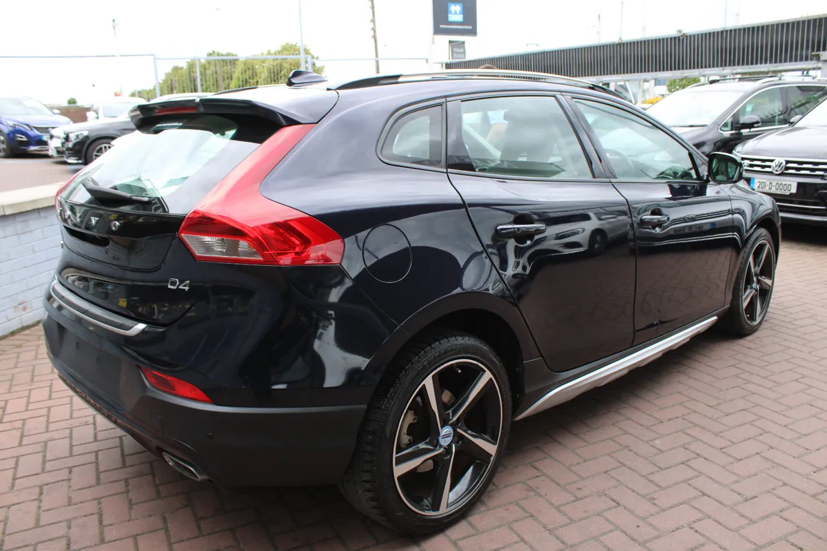 VOLVO V40 2.0D4 CROSS COUNTRY SE LUXURY AUTO - Image 3