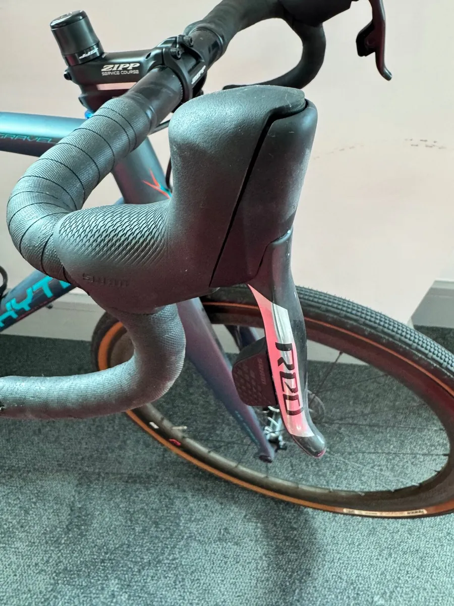 1x Red AXS Gravel Bike Zipp Wheels - Image 2