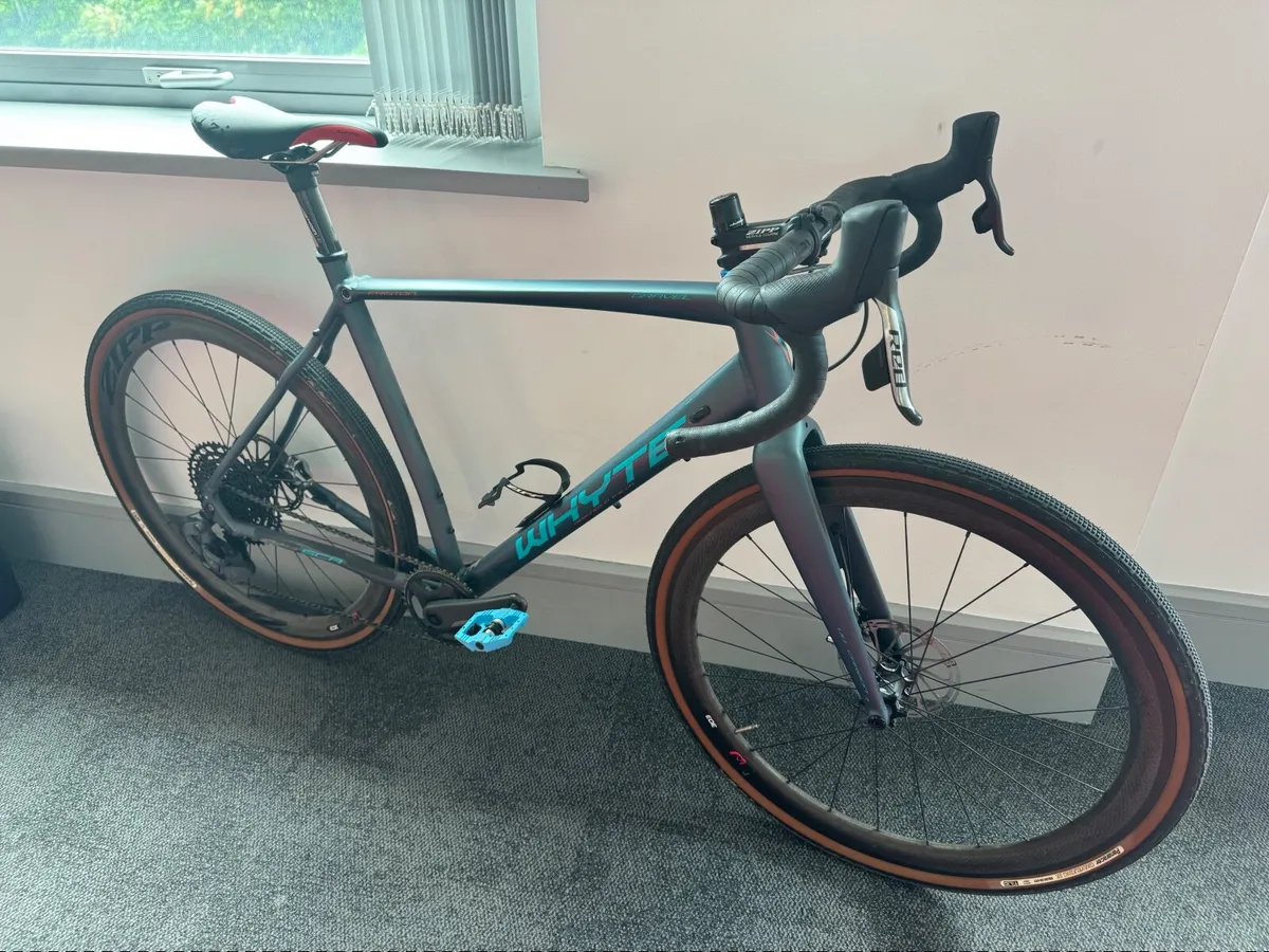1x Red AXS Gravel Bike Zipp Wheels - Image 1