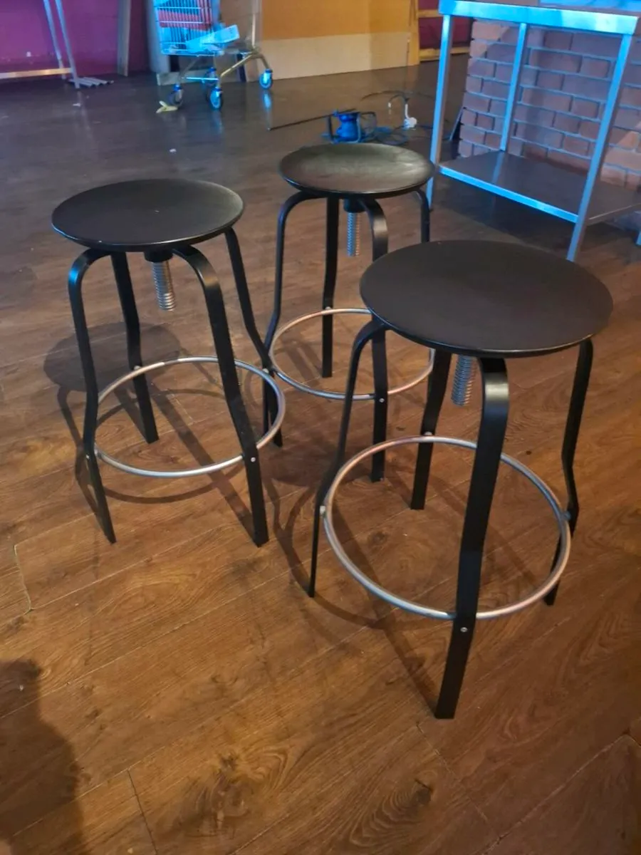 3 twisting kitchen stools - Image 1