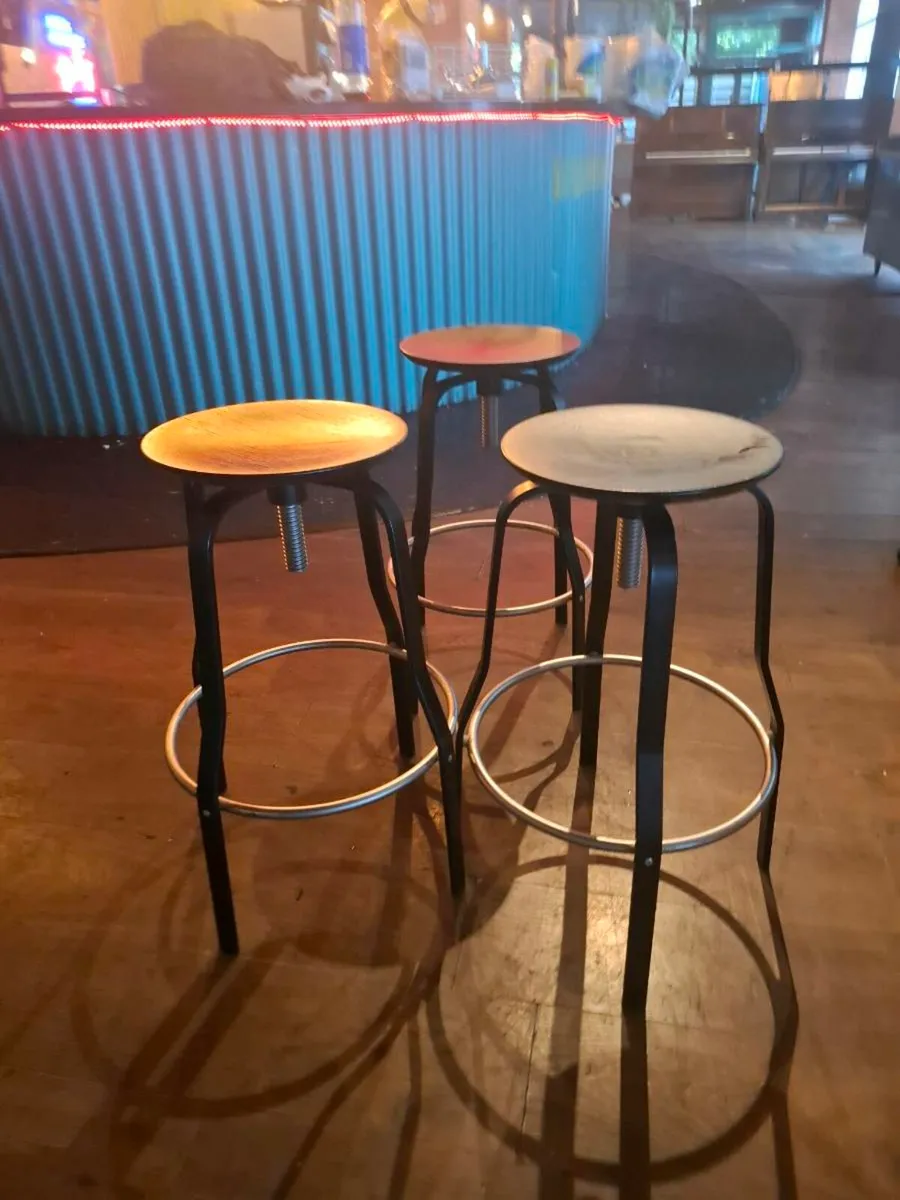 3 twisting kitchen stools - Image 3