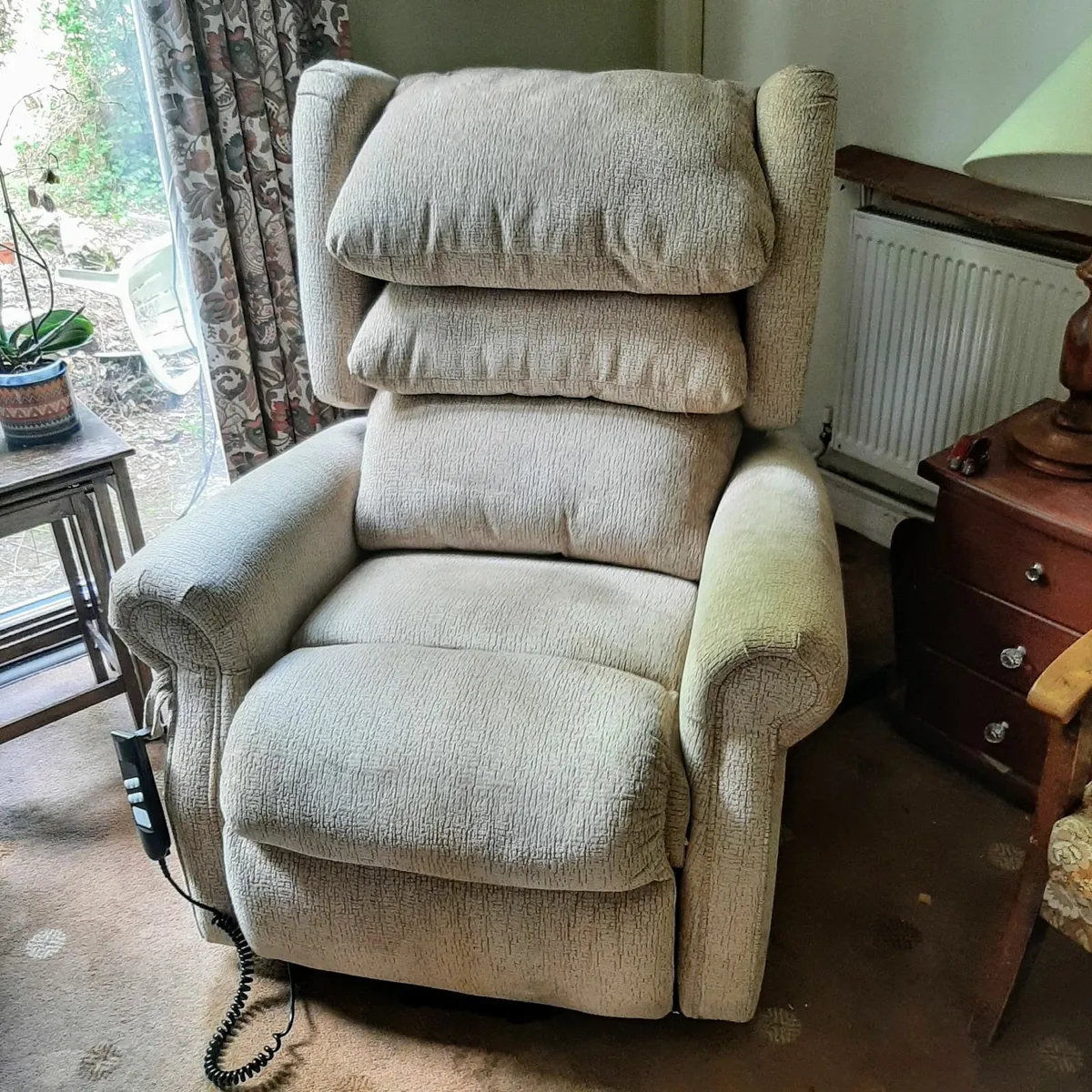 Dual motor riser recliner chair - Image 1